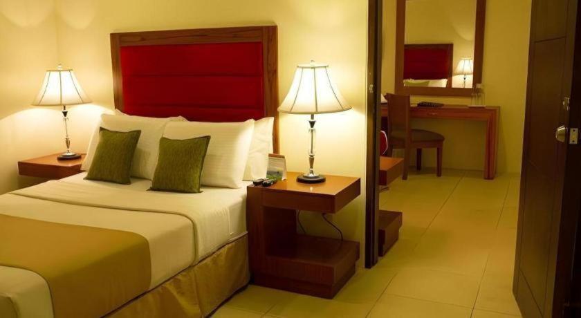 Home Crest Hotel Davao Luaran gambar